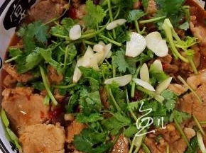 肉片上放香菜段和大蒜片