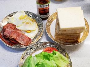 鸡蛋、培根煎熟备用。生菜洗净，番茄切片。