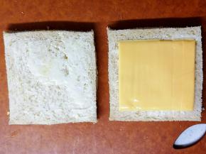 加芝士片后，再铺一片面包