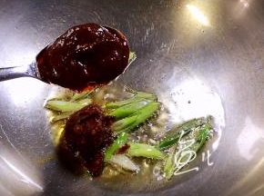 放入黄豆酱