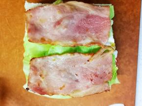 铺上西生菜和培根