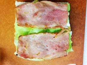 铺上西生菜和培根