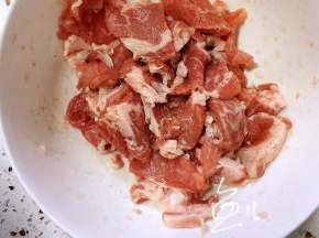 猪肉洗净切片