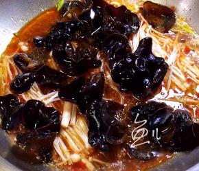 放入金针菇和黑木耳煮3分钟