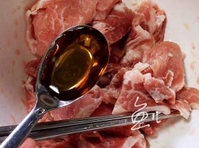 猪肉片中放入料酒