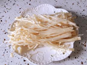 金针菇剪去根部，洗净