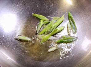 油锅烧热，放入葱段爆香