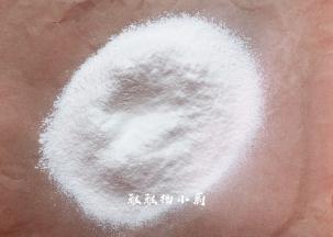 做蛋糕前先把面粉过筛备用