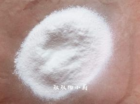 做蛋糕前先把面粉过筛备用