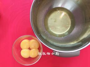 分开蛋黄和蛋白，盛放在两个搅拌盆中，（把蛋白放入冰箱冷藏10分钟）
