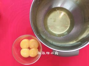 分开蛋黄和蛋白，盛放在两个搅拌盆中，（把蛋白放入冰箱冷藏10分钟）