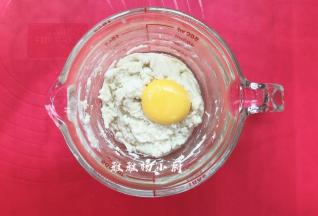 加入蛋黄，蛋黄分两次加 不规则搅拌 切记不要打圈，以免面糊起筋