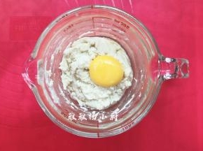 加入蛋黄，蛋黄分两次加 不规则搅拌 切记不要打圈，以免面糊起筋