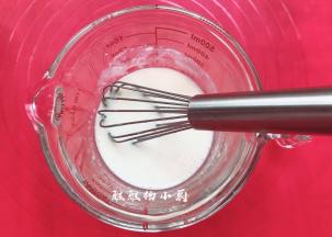 依次加入玉米油，和牛奶搅拌至完全混合看不见油漂在表面