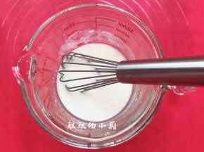 依次加入玉米油，和牛奶搅拌至完全混合看不见油漂在表面