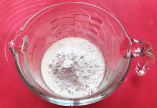 加入过筛好面粉混合至看不见干粉