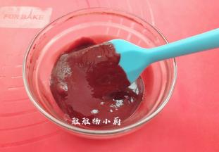 混合好的蛋黄糊用保鲜膜盖好以免表面风干，放一旁备用