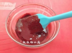 混合好的蛋黄糊用保鲜膜盖好以免表面风干，放一旁备用