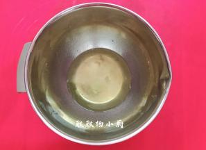 从冰箱中取出蛋白，加几滴白醋或柠檬汁