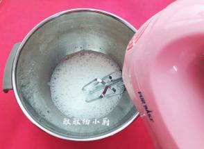 打至鱼泡眼加入第一次的细砂糖 继续打发至能看到有浅浅的纹路