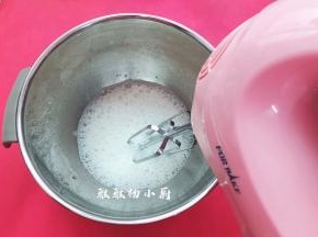 打至鱼泡眼加入第一次的细砂糖 继续打发至能看到有浅浅的纹路