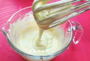 混合好的蛋黄糊用保鲜膜盖好以免表面风干，放一旁备用