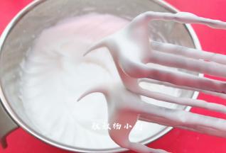 这时加等二次的糖 高速打发至蛋白变得泡沫细腻，打至蛋白霜拉起的尖角轻轻下弯就说明发好了，（如图）