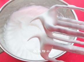 这时加等二次的糖 高速打发至蛋白变得泡沫细腻，打至蛋白霜拉起的尖角轻轻下弯就说明发好了，（如图）
