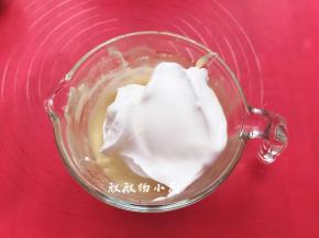 打好的蛋白霜和蛋黄糊混合，将1/2的蛋白霜倒入蛋黄糊中，用手动打蛋器从盆底由下向上快速翻拌