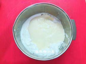 再把先混合好的蛋糊倒进蛋白糊中，翻拌至看不见蛋白霜，（一定要快速翻，要不也一样会消泡的哦） 把混合好的蛋糕糊放一旁