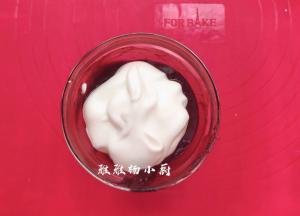 混合好的红曲蛋糕糊，再挖三分之一的原味蛋糕糊再次拌均匀