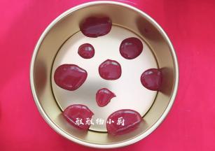 用小勺子挖少许蛋糕糊，不规则的倒在模具上面，这时先预热烤上下火150度10分钟