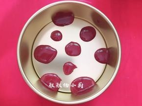 用小勺子挖少许蛋糕糊，不规则的倒在模具上面，这时先预热烤上下火150度10分钟