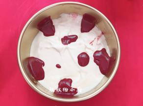 接着倒入一层原味面糊，再用小勺子挖红色蛋糕糊，一样的还是用不规则的方法轻轻的倒入红蛋糕糊