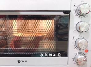 把蛋糕送进烤箱，放入烤箱最低层，温度为上火120度下火130度分钟45—60分钟