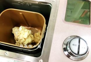 把10g的猪油放入面团中继续揉至面团光滑，我这里揉了20分钟，馒头要想蒸出来有光滑的表面，口感好，面团一定要揉到位