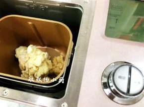 把10g的猪油放入面团中继续揉至面团光滑，我这里揉了20分钟，馒头要想蒸出来有光滑的表面，口感好，面团一定要揉到位