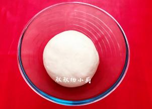 把面团揉圆放入料理碗中，用保鲜膜盖住发酵至1.5倍大