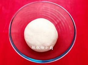 把面团揉圆放入料理碗中，用保鲜膜盖住发酵至1.5倍大