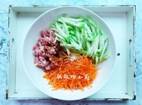 趁着面团发酵的时间，接着把馅料的部分处理好，丝瓜去皮后，切成丝，胡萝卜去皮切成丝或用刨刀刨成丝都可以的，准备好的肉末都一起倒入料理碗中，加入蚝油，生抽，胡椒粉，还有少许盐，顺时针搅拌，搅至肉末起胶质就可以了