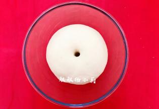 手指先沾上面粉，在面团表面上戳洞，若孔洞没有回缩就是发酵完成