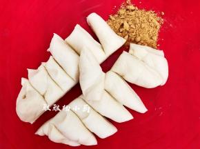 把发酵好的面团取出平均分割成两份，其中一份加入南瓜粉继续揉，揉到南瓜粉和面团完全混合均匀，揉成切面光滑的面团