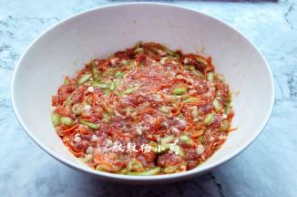 用保鲜膜盖住，送进冰箱冷藏至面团发酵好再取出