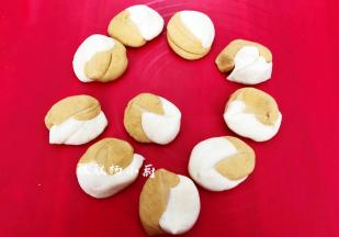 然后切成大小均匀10等份的剂子，把每个剂子都滚上面粉，然后用保鲜袋盖住以免面团表面被风干，松弛10分钟，冬天室温松弛时间可能略延长5～10分钟