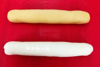 接着把白色面团也揉搓排色，揉成切面光滑的面团，接着把面团搓成长条