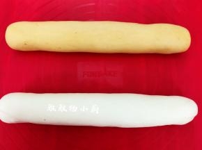 接着把白色面团也揉搓排色，揉成切面光滑的面团，接着把面团搓成长条