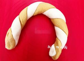 两条面团其中一个面团抹上少许水，接着两个面团粘在一起，然后扭转一下，扭成类似麻花状