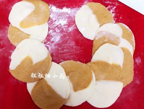 用擀面杖擀出中间厚边缘薄的面皮就可以