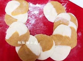 用擀面杖擀出中间厚边缘薄的面皮就可以