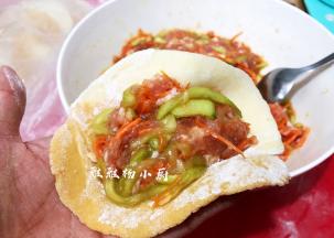 取一张包子皮码上适量的馅料